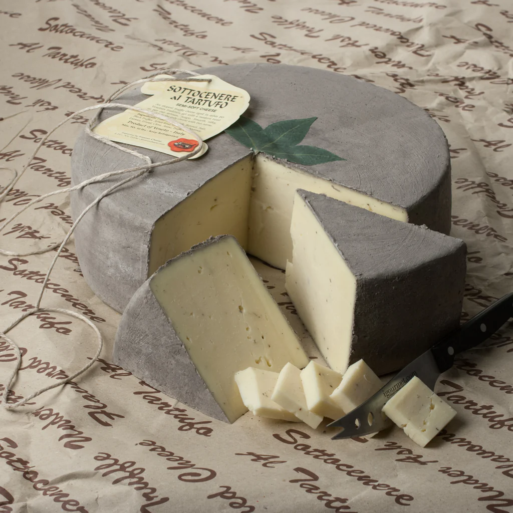 Sottocenere al Tartufo Black Truffle Cheese